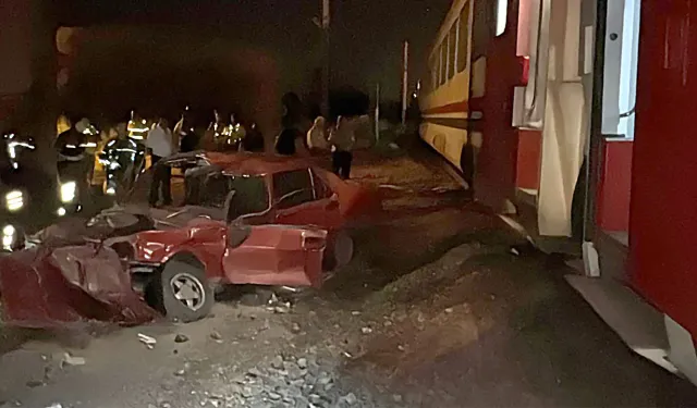 Kütahya’da yolcu treni otomobili biçti