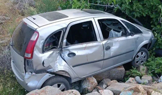 Uşak’ta otomobil şarampole devrildi: 4 yaralı