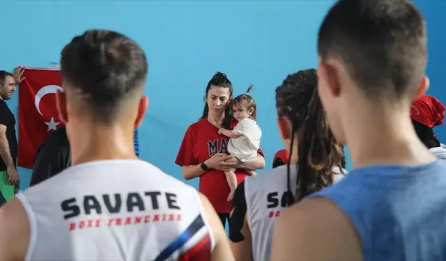 Kucağında bebeğiyle milli takım kampında
