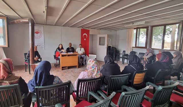 Kütahya Aslanapa’da çilek üreticilerine iyi tarım eğitimi