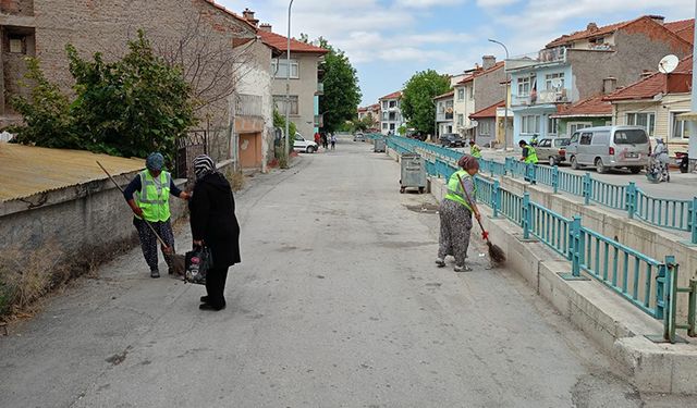 Kütahya Bahçelievler Mahallesi’nde temizlik çalışmaları sürüyor