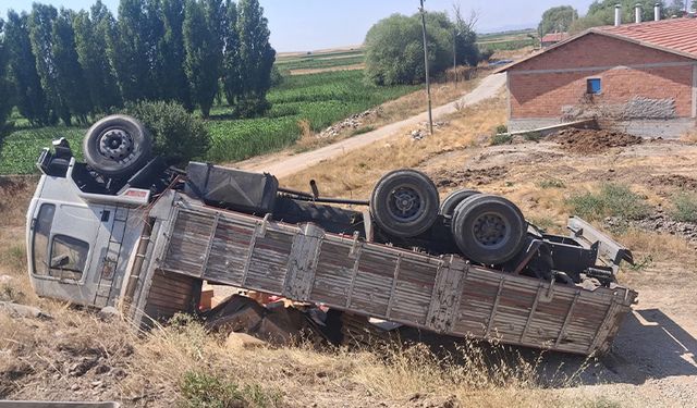 Kütahya’da devrilen kamyonun sürücüsü yaralandı