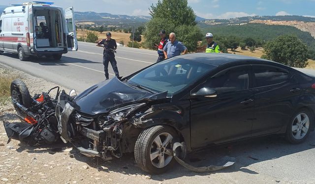 Kütahya’da otomobil ile motosiklet çarpıştı
