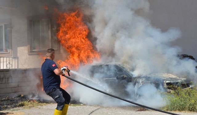 Kütahya’da park halindeki otomobil alevler arasında kaldı