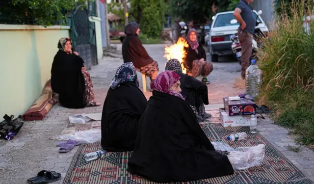 Sındırgı depremi: Halk geceyi dışarıda geçirdi