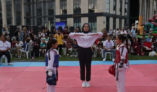 Minik sporcular açık havada taekwondo hünerlerini sergiledi