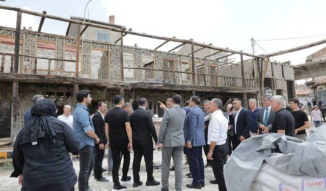 Vali Işın, Emet Hanı’ndaki restorasyonu inceledi