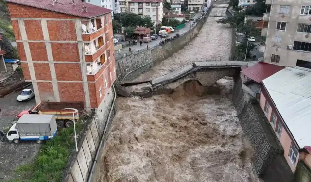 Artvin'de tarihi kesmetaş köprü yoğun yağışlarla çöktü