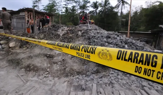 Endonezya’da okul çöktü: Öğrenciler enkaz altında kaldı