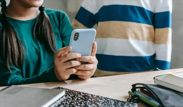 İsveç’te okullarda akıllı telefonlar yasaklanıyor