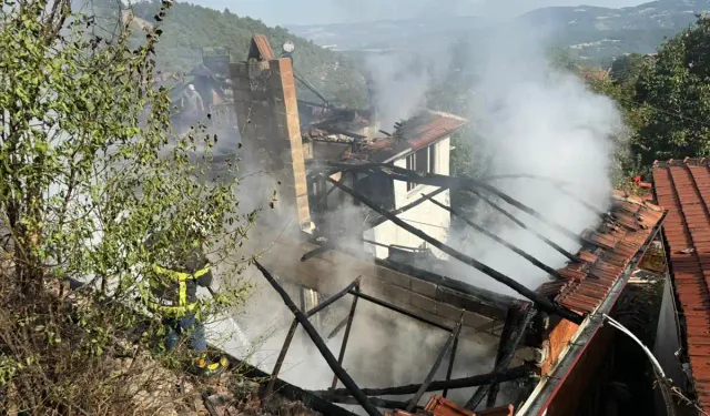 Kütahya’da iki katlı evdeki yangın korkuttu