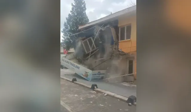 Balıkesir Sındırgı'daki depremin ardından 2 katlı bina yıkıldı