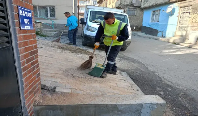 Kütahya'da İstiklal Mahallesi sokaklarında temizlik yapıldı