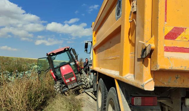 Kütahya Altıntaş’ta hafriyat kamyonu ile traktöre çarpıştı