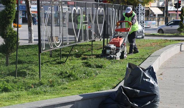 Kütahya Zafer Meydanı’nda yeşil alanlarda temizlik çalışması
