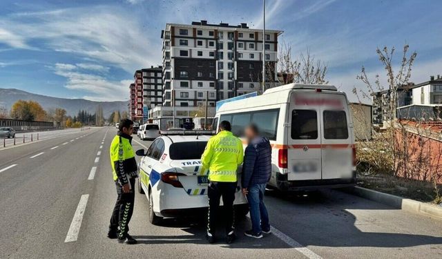 Afyonkarahisar’da kaldırıma çıkan minibüs sürücüsüne ceza