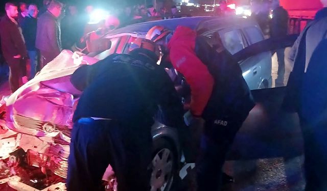 Afyonkarahisar’da otomobil ile halk otobüsü çarpıştı: 1 ölü, 3 yaralı