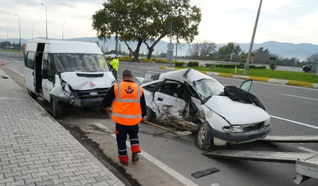 Balıkesir’de işçi servisiyle otomobil çarpıştı: 1 ölü