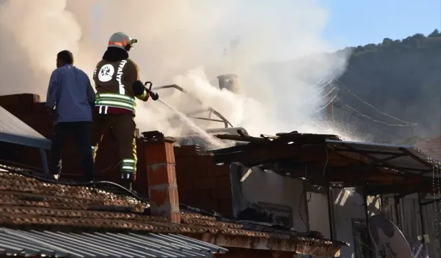 Demirci’de yangın! Müstakil ev kullanılamaz hale geldi
