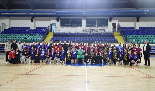 Genç kızlar hentbol müsabakaları Kütahya'da tamamlandı