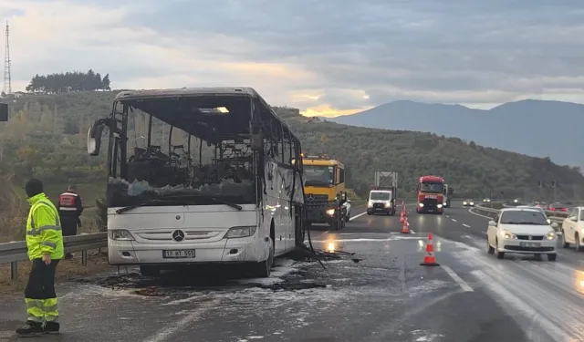 İstanbul İzmir Otoyolu’nda öğrencileri taşıyan otobüs yandı