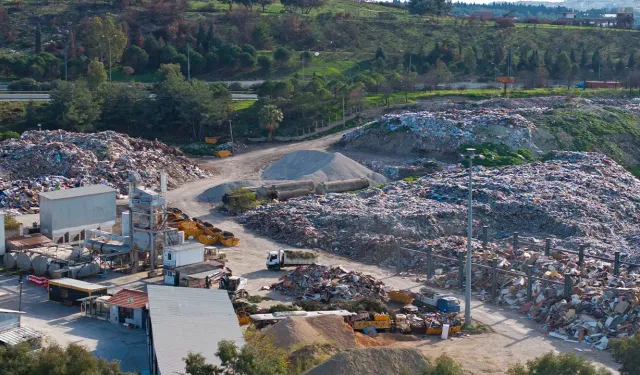 İzmir Buca'da belediye şantiyesinde çöp birikimine tepki