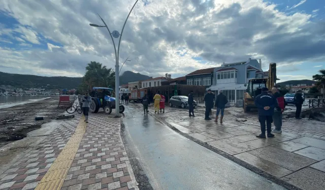 İzmir'de sağanak yağış ev ve iş yerlerini etkiledi