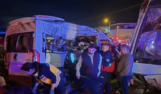 İzmir’de işçi servisleri çarpıştı: 13 kişi yaralandı