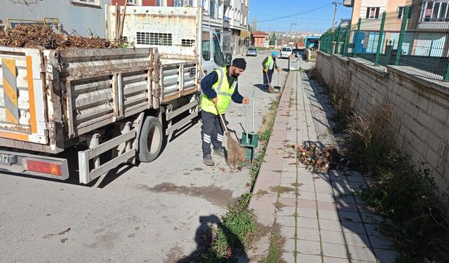 Kütahya Bahçelievler Kadir Adlım Okulu çevresinde temizlik çalışması