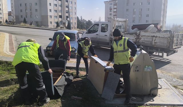 Kütahya’da Akkent Mahallesi’nde biriken çöpler temizlendi