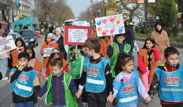 Kütahya’da çocuklar zulme uğrayan çocuklar için yürüdü