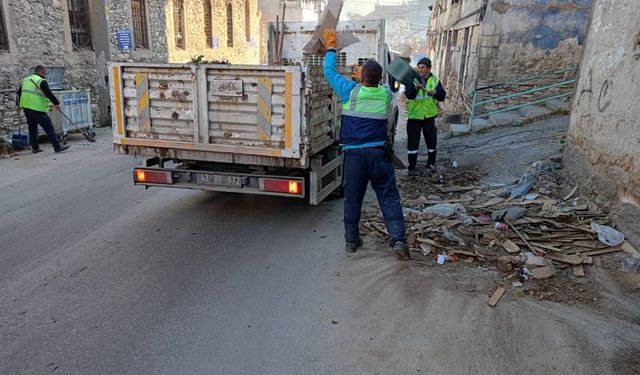 Kütahya’da İstiklal Mahallesi’nde kilise çevresinde temizlik çalışması yapıldı