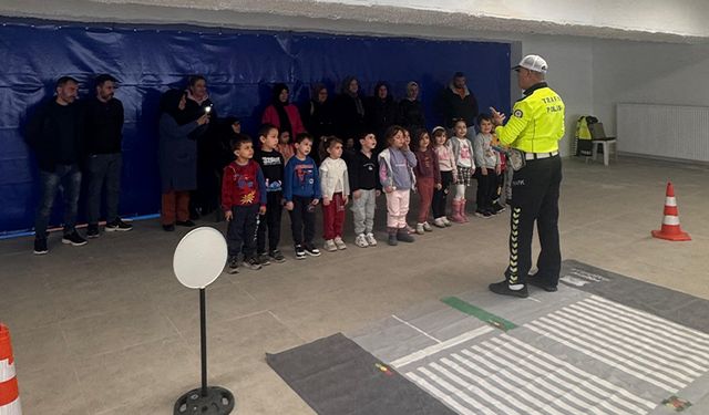Kütahya’da öğrenci ve velilere uygulamalı trafik eğitimi