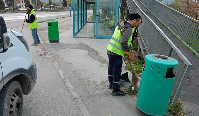 Kütahya’da otobüs duraklarında temizlik çalışması yapıldı