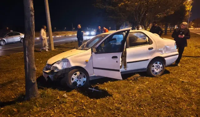 Kütahya’da otomobil önce direğe çarptı sonra refüje çıktı