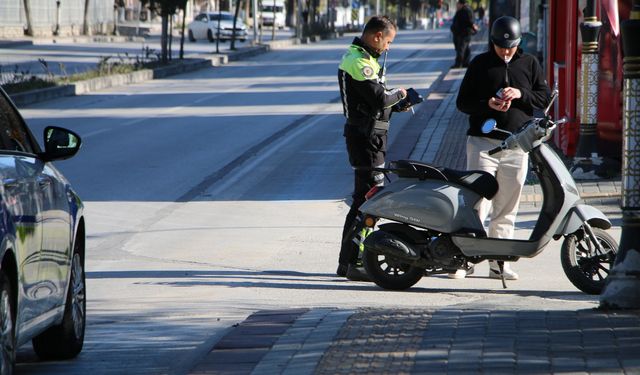 Kütahya’da polis, motosiklet sürücülerini denetlendi