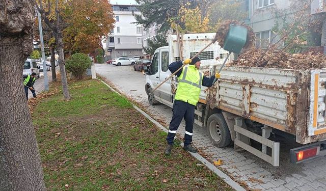 Kütahya’da sonbahar temizliği: Ekipler Hasan Polatkan Caddesi’nde yoğun mesai yaptı