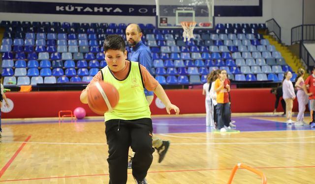 Kütahyadaki minik öğrenciler basketbolla tanıştı