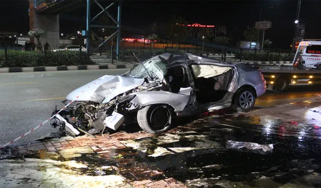 Manisa’da otomobil üst geçit ayağına çarptı: 1 ölü, 3 yaralı