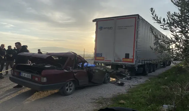 Manisa’da tıra çarpan otomobilin sürücüsü hayatını kaybetti