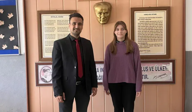 Ortaokul öğrencisi kazandığı bursu okuluna bağışladı