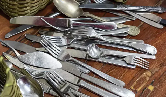 Pası kökten temizleyen yöntem! Çatal bıçaklar parlıyor