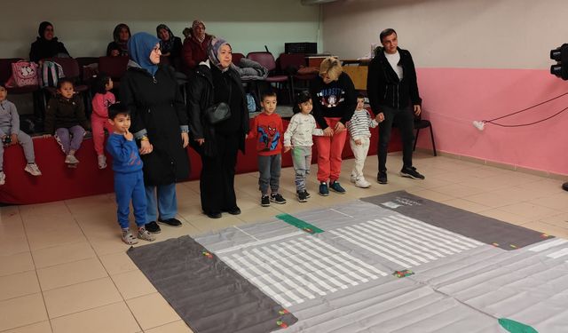 Yenidoğan İlkokulu’nda öğrenci ve velilere trafik eğitimi