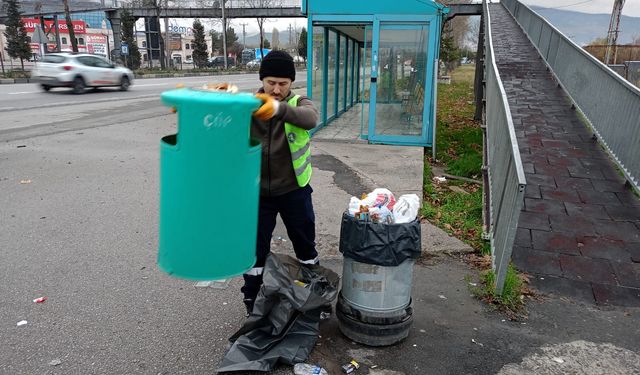 Kütahya’da otobüs durakları ve çevreleri temizlendi