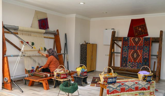 Uşak'ta çocuk yaşta başladığı dokumacılığı 50 yıldır sürdürüyor