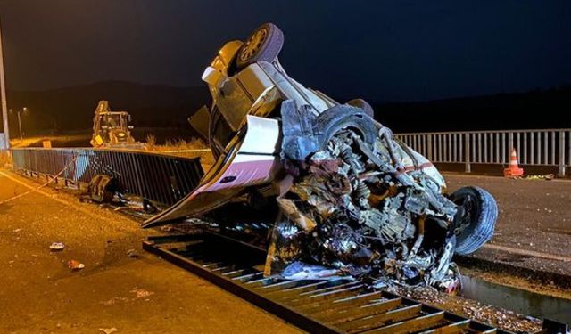 Afyonkarahisar’da köprü demirlerine çarpan otomobilde 1 ölü, 3 yaralı