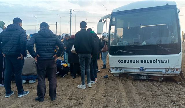 Afyonkarahisar’da öğrenci servisi ile kamyonet çarpıştı 14 yaralı