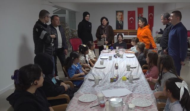 Bilecik’te öğrenciler çini boyayarak görme engelliler için betimleme yaptı