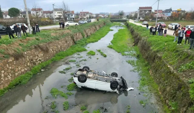 Bursa’da otomobil dereye devrildi: 3 yaralı