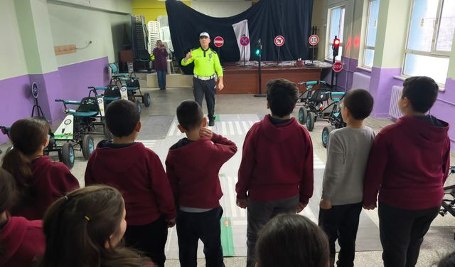 Kütahya’da ilkokul öğrencilerine trafik eğitimleri sürüyor